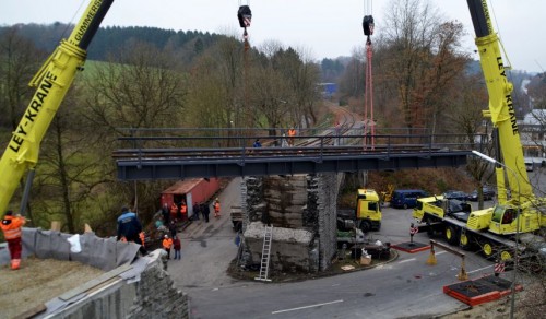 Ley Kränehaben die ca. 60 Tonnen schwere Brückenkonstruktion in die Lücke / Text und Bilder : Uwe Schlegelmilch