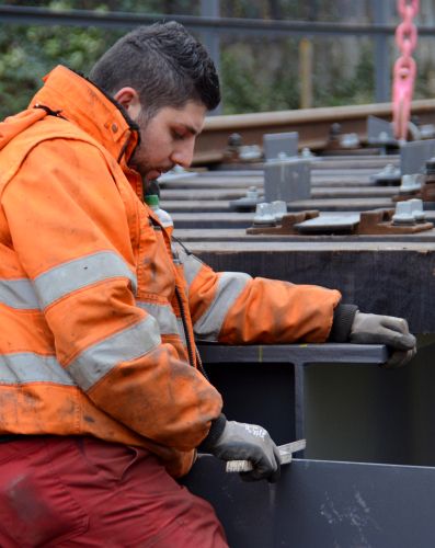 Zentimeter genaue Maßarbeit bis die Brücke an Ort und Stelle saß