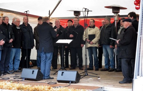Der Bielsteiner Männerchor sang am Sonntag auf dem Weihnachtsmarkt