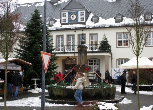 Weihnachtsstände vor dem Wiehler Rathaus