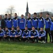 Die A-Jugend vom FC Wiedenest-Othetal freute sich über die neuen Trainingsanzüge, die ihnen der Dachdecker Finkenrath gesponsert hatte. Foto: Sven Oliver Rüsche (sor)