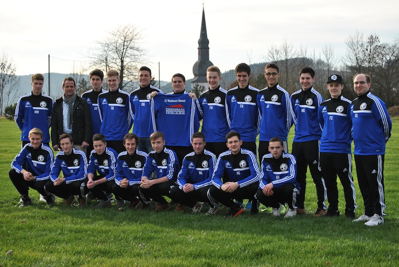 Die A-Jugend vom FC Wiedenest-Othetal freute sich über die neuen Trainingsanzüge, die ihnen der Dachdecker Finkenrath gesponsert hatte. Foto: Sven Oliver Rüsche (sor)