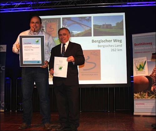 Mathias Derlin (Geschäftsführer der Projektgesellschaft Das Bergische) und Dr. Hans- Ulrich Rauchfuß (Präsident des Deutschen Wanderverbandes) (v. l.)