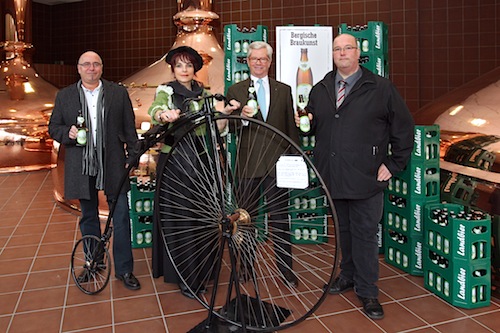 Brauereichef Dr. Axel Haas stellt mit Bezirksleiter Jens Achenbach-Müllers und Braumeister Jens Hofmann das neue Produkt „Bergischer Radler“ der Öffentlichkeit vor - Foto: ERZQUELL BRAUEREI BIELSTEIN 