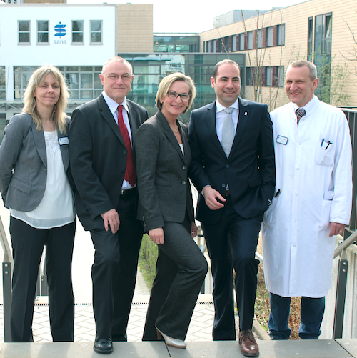 Angela Kiepert, Pfl egedienstleitung, Geschäftsführer PD Dr. Be rnhard Schwilk, Dr. Dorothea Dreizehnter, Generalbevollmächtigte Region West, Ge schäftsführer Gunnar Schneider und der Ärztliche Direktor Prof. Dr. Ulrich Sliwka (v.l.) - Quelle: Schulz, Wessel & Partner GbR