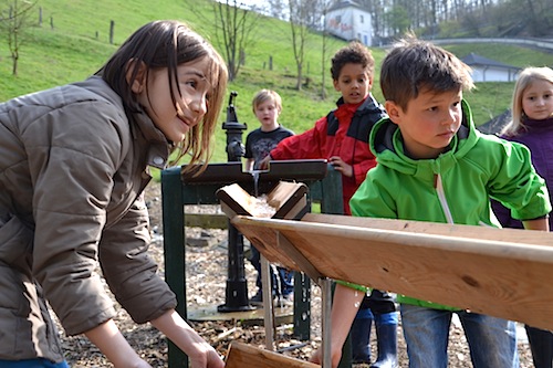 Sedanur (links) und Schulkameraden - Quelle Naturgut Ophoven