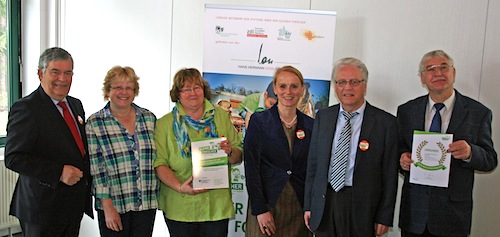 Landrat Hagen Jobi; Ulrike Ratzum, Kita; Susanne Uelner, Leiterin Kita; Monika Lichtinghagen-Wirths, Geschäftsführerin BAV; Andreas Millard, Vorstand Hans Hermann Voss-Stiftung; Wilfried Fernholz, Träger ev. Kirchengemeinde Müllenbach - Foto: OBK 