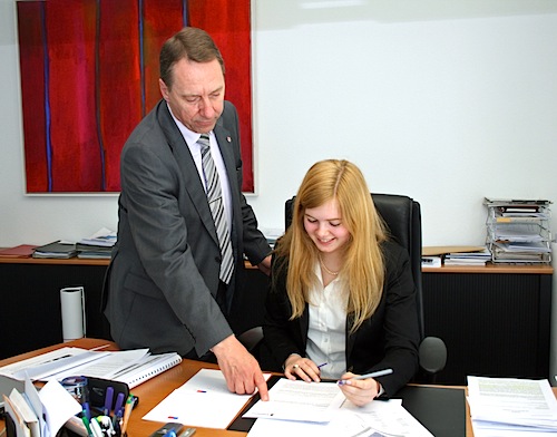 Kreisdirektor Jochen Hagt erklärt Nora Bechheim (Gymnasium Waldbröl) aktuelle "Vorgänge" - Foto: OBK