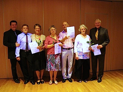 Das Deutsche Tanzabzeichen in Silber mit "sehr gut bestanden haben Klara Weigl (67 J.), Friedrich Wilfried (77 J.). Das Deutsche Tanzabzeichen in Gold mit "sehr gut bestanden" haben Georgeta Negd (57 J.), Rolf Negd (79 J.). Das Deutsche Tanzabzeichen in Gold "mit Auszeichnung bestanden" haben Erika Barth (73 J.), Volker Wirths (65 J.)