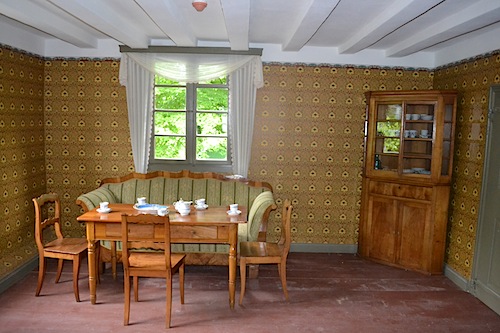 Ein Blick in das mit authentischen Tapeten und Möbeln ausgestattete Wohnzimmer von Gut Dahl - Foto: Petra Dittmar, LVR