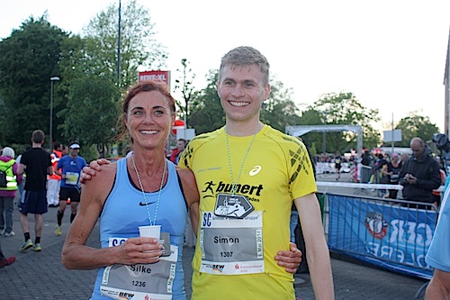 Den Hauptlauf über 10 Kilometer gewannen die Lindlarerin Silke Schäpers und der Kürtener Simon Dahl - Fotos: "Lindlar läuft" e.V.