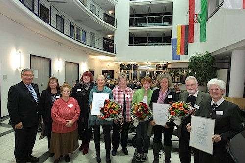 Landrat Hagen Jobi mit den Gewinnern des Freiwilligen-Förderpreises 2012 - Quelle: OBK