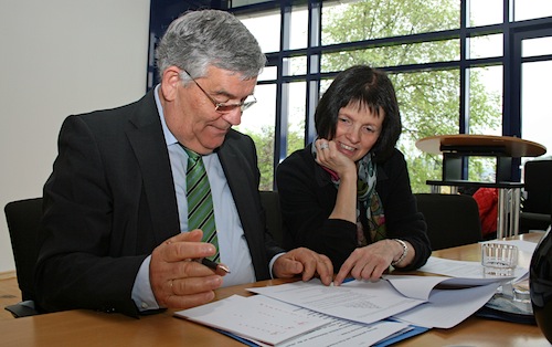 Auch Landrat Hagen Jobi und Schulamtsdirektorin Angelika Freund arbeiten gemeinsam an einer der Matheaufgaben (Foto:OBK) 