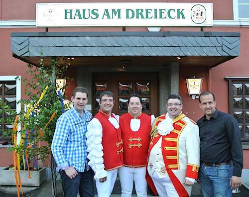 Von links nach rechts: Dennis Spexard (1.Vorsitzender), Tobias Holschbach (Jungfrau Tabea), Eric Schneider (Prinz Eric I.), Manuel "Calli" Holschbach (Bauer Calli) und Kai Vogel (Prinzenführer) - Quelle: Franz J. Steinfort