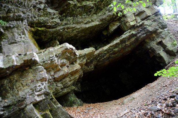 Die Höhle mit den Inschriften der Künstlerin Jenny Holzer