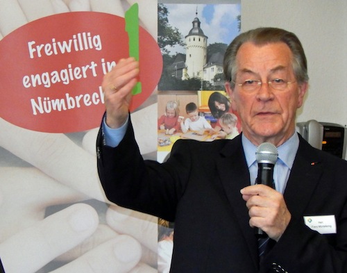 30.06.2014: "Ein Hospiz ist mehr als eine Einrichtung zum Sterben" Seite 2 / 5 Praxis. Über die Palliativversorgung in ländlichen Regionen berichtete anschließend Prof. Dr. August-Wilhelm Bödecker. Der Allgemeinmediziner aus Wiehl kam zu dem Schluss, dass im Oberbergischen Kreis zwar nicht alles perfekt sei, „wir aber recht gut aufgestellt sind hinsichtlich der Anzahl an qualifizierten Ärzten, Pflegediensten und ehrenamtlich tätigen Gruppen“. So freute sich Mit-Organisator Horst Fasel über viele wichtige Botschaften und über das große Interesse an einem Thema, das nicht leicht zu vermitteln ist. „Es öffnen sich aber immer mehr Türen und die Menschen in der Region erkennen, dass es wichtig ist, sich mit dem Tod und dem Sterben auseinanderzusetzen“, sagt Fasel. Prof. Dr. Markus Ebke (Chefarzt Neurologie der Rhein- Sieg-Klinik), der die Veranstaltung gemeinsam mit Dr. Stefan Brettner (Chefarzt Palliativmedizin und Onkologie am Kreiskrankenhaus Waldbröl) moderierte, fügte hinzu: „Einem vierten Hospiz- und Palliativtag im kommenden Jahr steht nichts im Wege.“ Die Pressemitteilung verfügt über Links zu den Original-Fotos in hochauflöslichem Format. Einen bewegenden Vortrag zum Thema "Die Achtung vor dem leben - Sterben in Würde" hielt Franz Müntefering. (Foto: OBK)