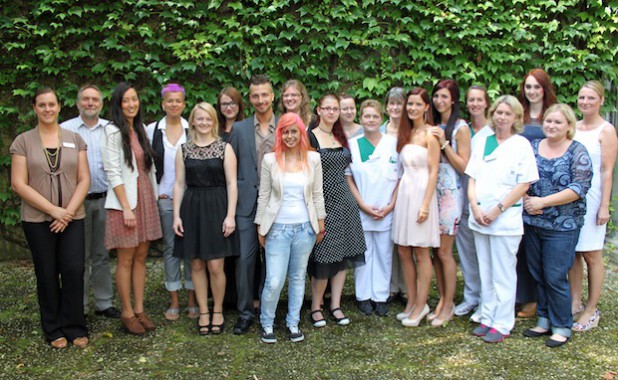 Die "Ehemaligen" der Krankenpflegeschule: Danja Rath, Annika Winkler, Yeni Schulte, Natalie Gersalina, Nora Röttgen, Julia Reichert, Stefanie Quinke, Sofia Fliegel, Evelyn Bergen, Julia Dannenberg, Ulrike Schönstein, Sabrina Kim Schröer und David Dorn - Quelle: HELIOS Klinik Wipperfürth