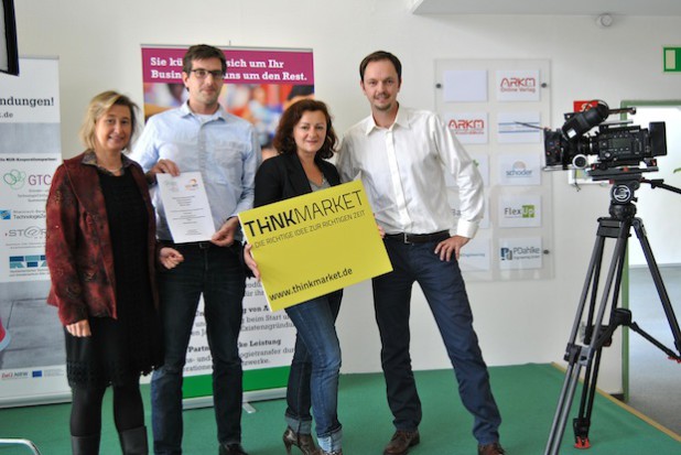 Das Team von thinkmarket freut sich über den Scheck von Susanne Roll (links) - Foto: Johanna Behrendt