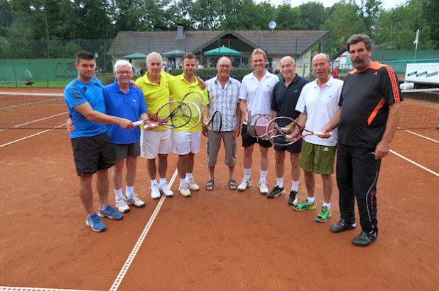 Marcel u. Dieter Buschbeck, Jürgen Pankonin und Daniel Claus, Turnierdirektor Jürgen Anders, Andreas Soeder und Lothar Schneider, Jürgen Heedt und Norbert Clever (v.l.) - Quelle: Franz Steinfort