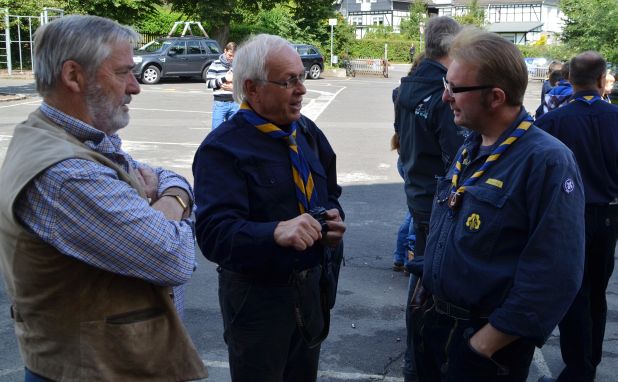 Heinz Pflitsch und Karl Heinz Knoppick von den Bergneustädter Pfadfindern im Gespräch mit Nebelkrähen Chef Daniel Pathmann