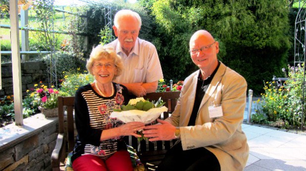 Emma und Hans Abel erhalten von Michael Adomaitis (von links) die Reisegutscheine. Das glückliche Händchen hatten Lena Tausch und Emmi Joj Dross aus dem Johanniter-Kindergarten in Wiehl-Börnhausen.
