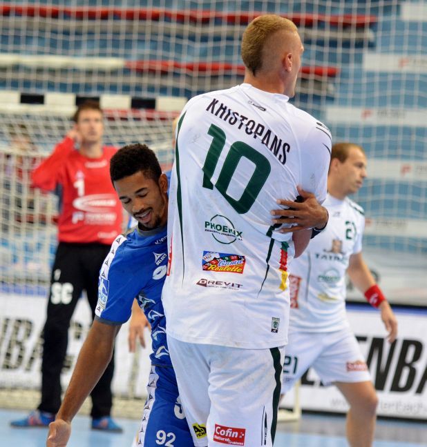 Raul Santos beim Block gegen den größten Spieler auf dem Spielfeld, den 2,15m großen Dajna Kristopans