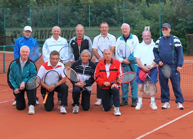 Die H65 Mannschaft: Ekekhard Richter, Georg Höfer, Wolfgang Krause, Peter Treskatsch, Wolfgang Schöder, Werner Wagener, Ernst Vollmer (stehend v.l.), Karl-Heinz Schmallenbach, Heribert Lennarz, Siegfried Mrotzek, Winfried Sauer (kniend v.l.) - Quelle: privat