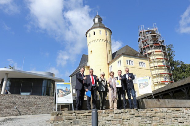 Freuen sich auf das große Eröffnungsfest (v.l.n.r.): Dr. Klaus Tiedeken, Vorstandsmitglied der Kreissparkasse Köln; Landrat Hagen Jobi; Gabriele Keil-Riegert, Leiterin des Amtes für Immobilienwirtschaft OBK; Museumsdirektorin Dr. Gudrun Sievers-Flägel, Leiterin des Kultur- und Museumsamtes; Kulturdezernent Klaus Grootens und Bernd Hombach, Vorsitzender des Fördervereins Schloss Homburg. (Foto: OBK)