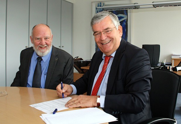 Landrat Hagen Jobi (r.) und Prof. Dr. Wolfgang Nauendorf bei der Unterzeichnung des Kooperationsvertrags. (Foto: OBK)