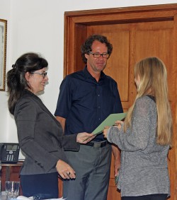 Sylvia Asmussen (l.) von der Ehrenamtsinitiative Weitblick und Wipperfürths Bürgermeister Michael von Rekowski überreichen 46 Schülerinnen und Schülern den Sozialführerschein. (Foto: OBK)