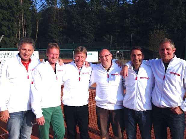 Franz „Juppi“ Steinfort, Andreas Soeder, Thomas Disselmeyer, Matthias Riegel, Dr. Axel Hans, Jörg Schneider – es fehlt Rolf Hengstenberg, der noch zu einem Final-Spiel nach Kirchhundem musste (v.l.) - Quelle: Franz "Juppi" Steinfort