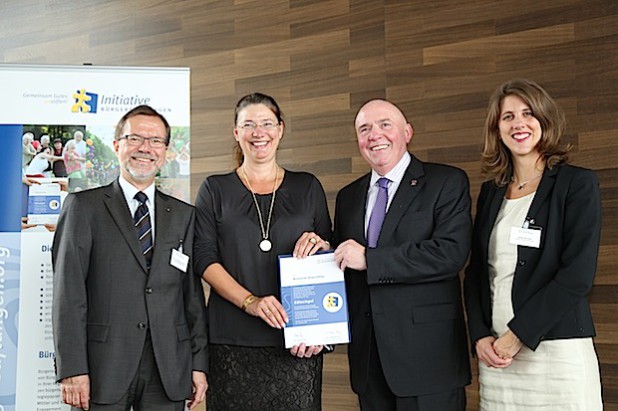 Von links nach rechts: Prof. Dr. Wolfgang Andres (Bundesverband Deutscher Stiftungen), Anja Strunk, Dr. Jörg Michael Strunk (Stiftungsratsvorsitzender der Marienheider Bürgerstiftung) und Ulrike Reichart (Leiterin Initiative Bürgerstiftungen) - Quelle: Gemeinde Marienheide.