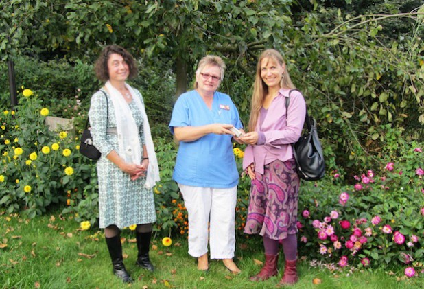 Christiane Roth (l.) und Petra Kobrow (r.) überreichen der Johanniter-Hospizschwester Gudrun Schartenberg die Zustiftung für die Hospizarbeit. (Foto: privat)