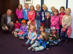 Zu Besuch beim Bürgermeister Werner Becker-Blonigen: Kiara, Marie, Carla, Laura, Sira-Maria, Isabel, Leander, Norman. 