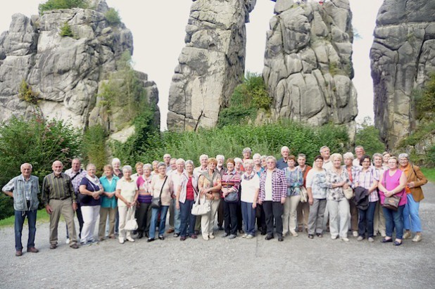 Die Reisegruppe des Bergneustädter Heimatvereins vor den Externsteinen - Quelle: Heimatverein 'Feste Neustadt' e.V. 