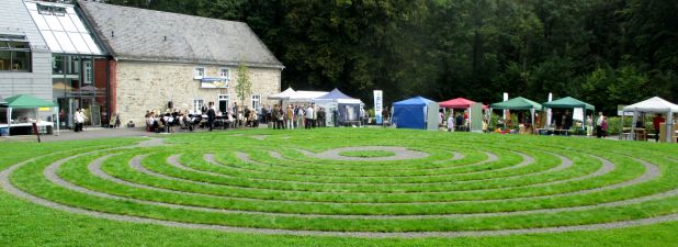 Rund um das neue Rasenlabyrinth wurde das Bergische vorgestellt