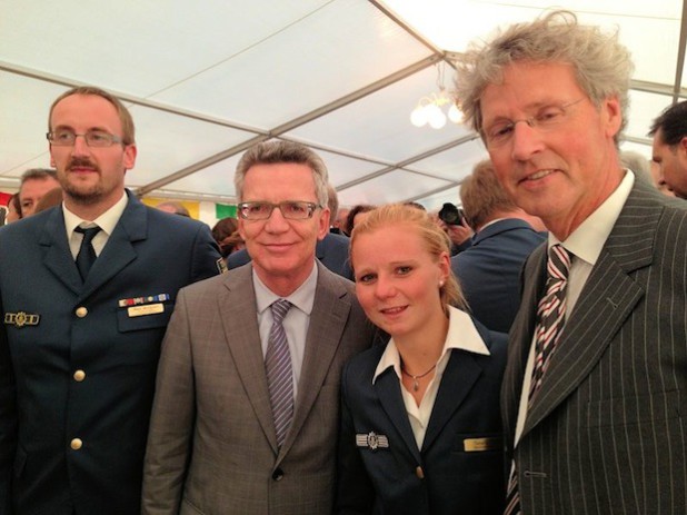 Von links nach rechts: Maik Wolfgram, Innenminister Thomas de Mazière, Tatjana Regh und Klaus-Peter Flosbach (Foto: privat).