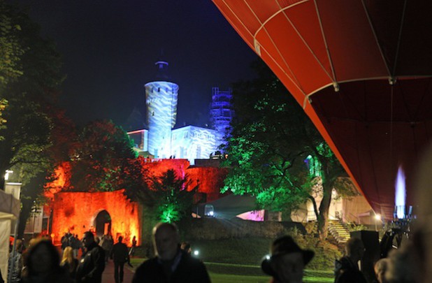 Ballonglühen und festliche Illumination des Schlossareals zum Abschluss des Eröffnungsfestes (Foto:OBK)