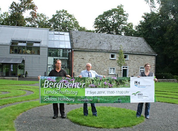 Werben für den Bergischen Landschaftstag 2014 (v.l.n.r.): Frank Herhaus, Leiter der Biologischen Station Oberberg; Dr. Christian Dickschen, Umweltdezernent des Kreises; Christiane Mattil, Biologische Station Oberberg (Foto:OBK) 