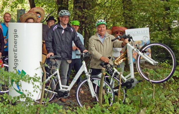 Landrat Hagen Jobi (r.) und Frank Röttger, Geschäftsführer AggerEnergie, radelten mit E-Bikes zu Schloss Homburg (Foto:OBK) 