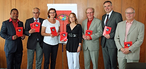 Freuen sich über Umfang und Qualität des diesjährigen Programms (v.l.n.r.): Estine Unaichi, Afrika Union Gummersbach e.V.; Dr. Christian Dickschen, Integrationsbeauftragter OBK; Gabriele Goldschmidt, Leiterin des Fachdienstes für Integration und Migration Kreis- Caritasverband; Anja Karthäuser, Pfarrerin des evangelischen Kirchenkrieses an der Agger; Gregor Rolland, ehrenamtlicher Vorstand des Kreis-Caritasverbandes; Thomas Ruffler, Pastor uns Stellvertreter des Superintendenten; Pastor Matthias Weichert(Foto:OBK)