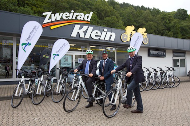 Landrat Hagen Jobi, Frank Röttger (Geschäftsführer AggerEnergie) und Kreisdirektor Jochen Hagt testeten die neuen E-Bikes. (Foto: OBK)