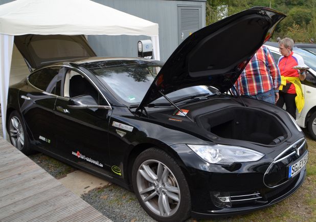 Der Tesla war eines der am meisten bewunderten E - Autos vor Ort