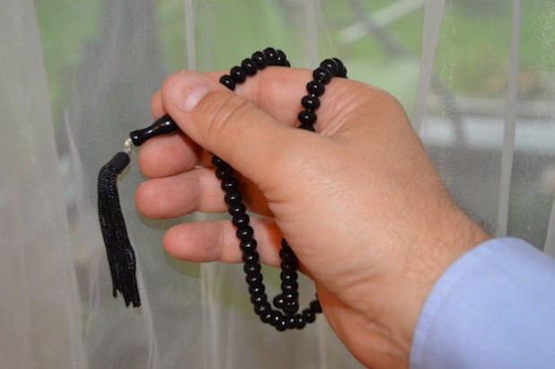 Mit den Händen berühren wir viel: die Misbaha hilft - ähnlich wie der Rosenkranz - dem gläubigen Muslimen beim Zählen und Sprechen der Gebetsformeln (Foto:OBK).