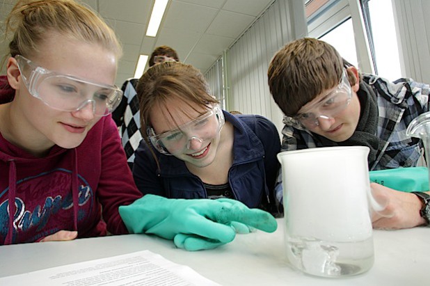 Spannende Versuche erwarten die Teilnehmer der Herbstakademie 2014. (Foto: OBK)