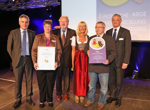 Groß war die Freude bei den engagierten Dorferneuerern aus Thier, die ihren Preis bei der feierlichen Verleihung in der Schweiz entgegenahmen. (Foto: privat)