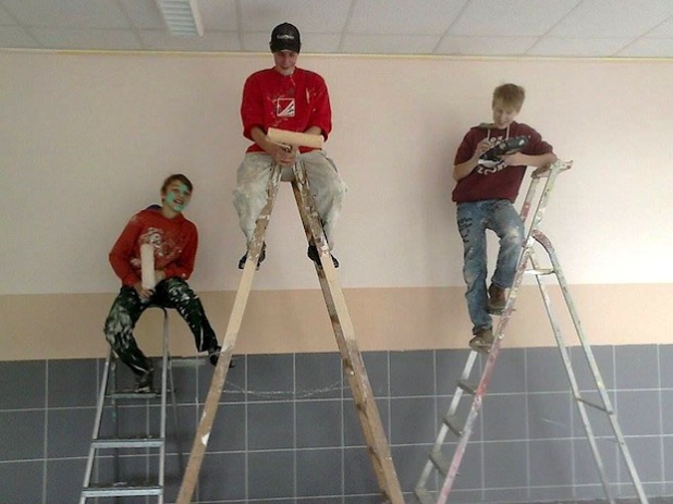 Fleißige Hände sorgten in den Herbstferien dafür, dass das Jugendzentrum „Highlight“ Morsbach einen neuen Anstrich erhielt - Foto: Jugendzentrum