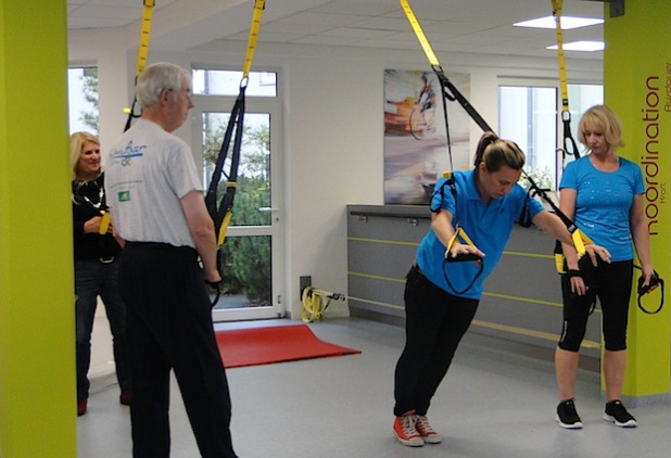 Viele Gäste nutzten die Gelegenheit am Tag der Offenen Tür, um die Sportangebote (hier: TRX-Training) der medizinischen Trainingsfläche im Dr. Becker PhysioGym zu testen - Quelle: Dr. Becker PhysioGym