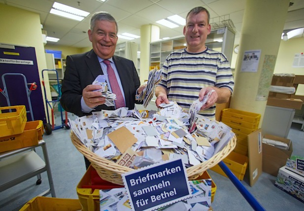 Landrat Hagen Jobi (l.) und Poststellen-Koordinator Frank Behrendt freuen sich über zahlreiche Briefmarken. (Foto: OBK)