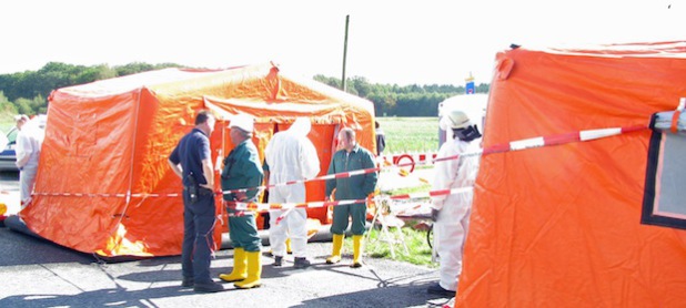 Feuerwehr und THW errichteten bei der Übung Personenschleuse zur Dekontamination (Foto:OBK)